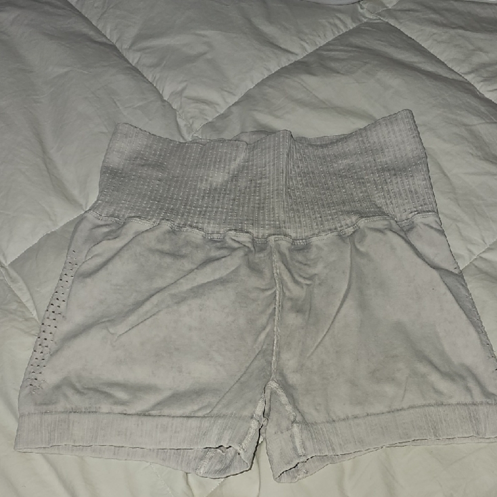 Zenana Womens Sz M/L Stretchy White And Grey Mineral Washed Shorts. High Rise!